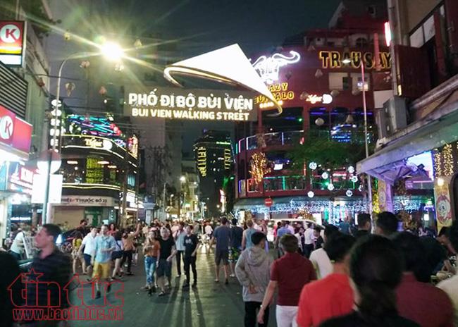 Người dân TP Hồ Chí Minh đổ về trung tâm ngắm hoa, chờ thời khắc pháo hoa Giao thừa ảnh 7